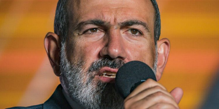 Paşinyan: Barış için toprak vermeye hazırız