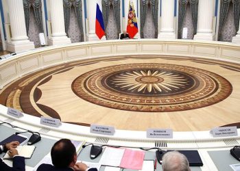 Putin: Kiev rejimini desteklemek için gönderilen ve bize karşı kullanılan NATO cephaneliğini incelememiz gerekir