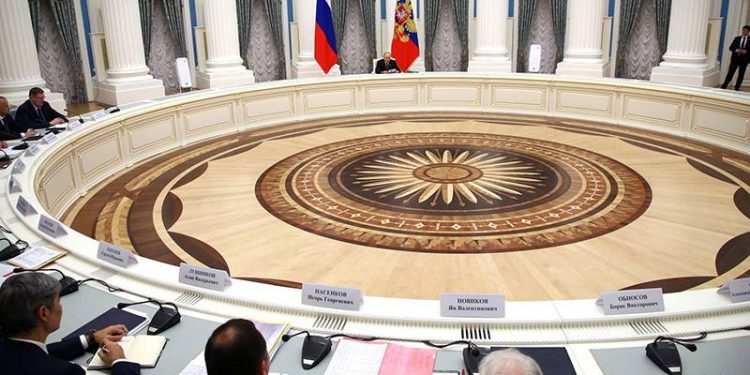 Putin: Kiev rejimini desteklemek için gönderilen ve bize karşı kullanılan NATO cephaneliğini incelememiz gerekir