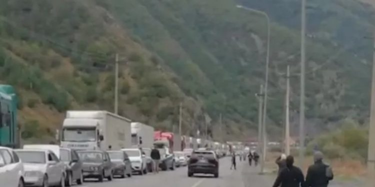 Putin'in 'Kısmi seferberlik' açıklamasından sonra sınırlarda yoğun trafik