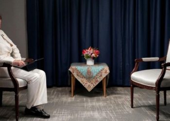 Reisi'den gözdağı: Başörtüsü takmayı reddeden muhabirle röportajını iptal etti