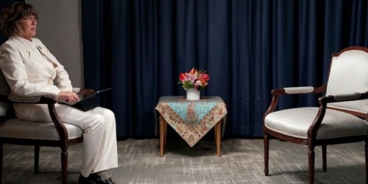 Reisi'den gözdağı: Başörtüsü takmayı reddeden muhabirle röportajını iptal etti