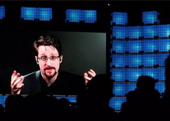 Rusya'da ABD'li  CIA ajanı Edward Snowden'a  vatandaşlık verildi