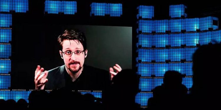 Rusya'da ABD'li  CIA ajanı Edward Snowden'a  vatandaşlık verildi
