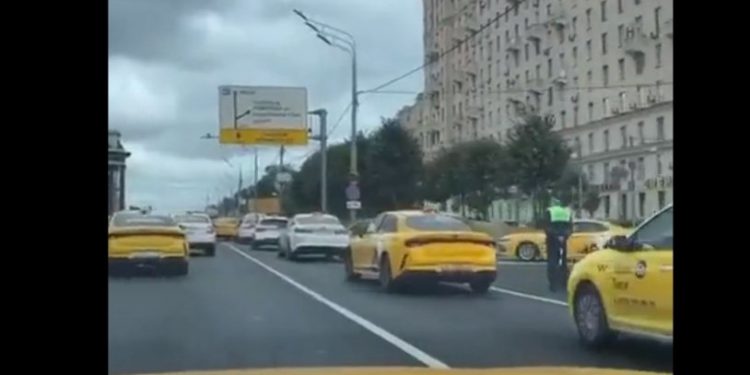 Rusya'da taksi uygulaması hacklendi, tüm boş taksiler aynı bölgeye çağrıldı