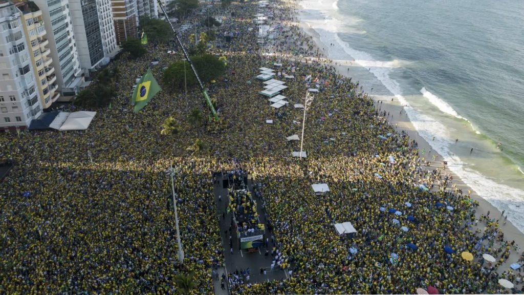 Seçime hazırlanan Brezilya'da on binlerce Bolsonaro destekçisi bir araya geldi