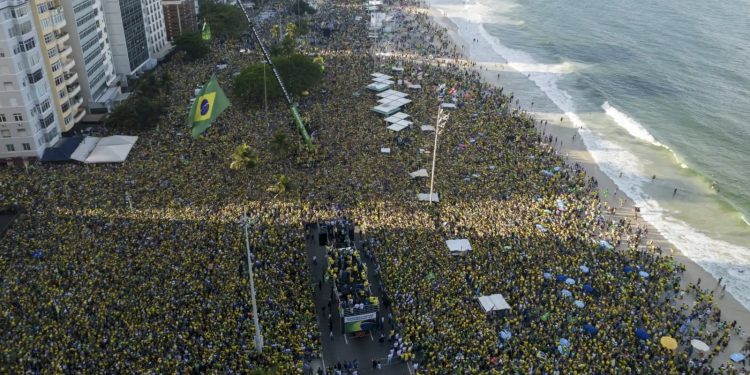 Seçime hazırlanan Brezilya'da on binlerce Bolsonaro destekçisi bir araya geldi