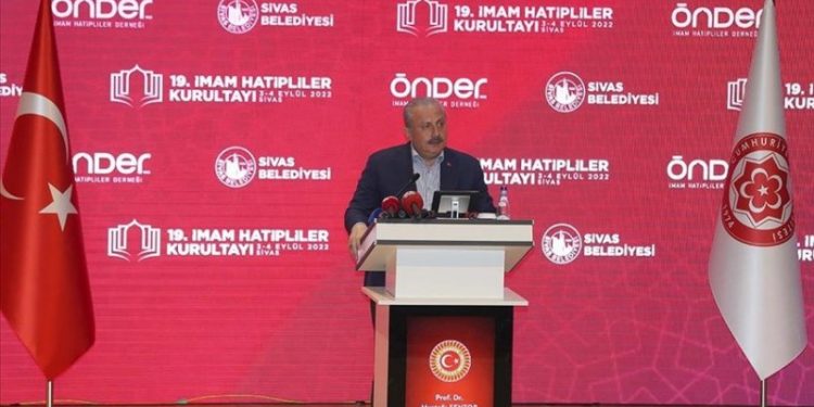 Şentop'tan imam hatiplere övgü: Çok köklü kurumlardır