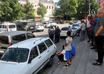 Sevgilisini darp etti, engel olmak isteyen kişiyi bıçakladı