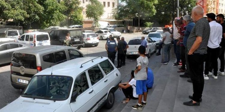 Sevgilisini darp etti, engel olmak isteyen kişiyi bıçakladı