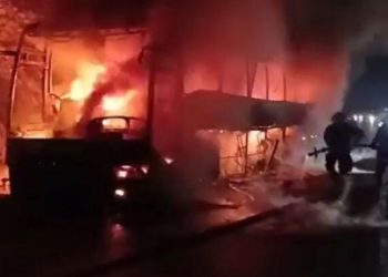 Seyir halindeki yolcu otobüsü, yanarak kullanılmaz hale geldi