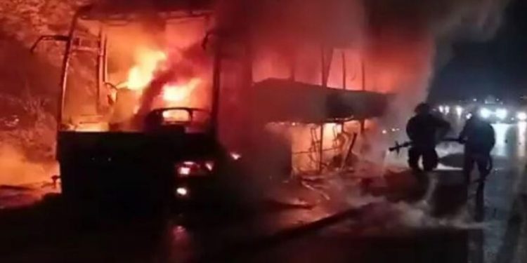 Seyir halindeki yolcu otobüsü, yanarak kullanılmaz hale geldi