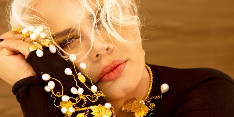 Sezen Aksu’dan ‘Mahsa Amini’ tepkisi: ‘Acınız acım, mücadeleniz mücadelemdir’