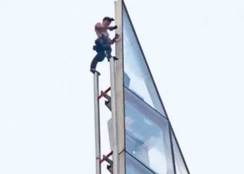 Shard: İngiltere’nin en yüksek binasına tırmanan kişi zirveye ulaştı, gözaltına alındı