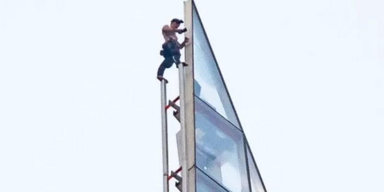 Shard: İngiltere’nin en yüksek binasına tırmanan kişi zirveye ulaştı, gözaltına alındı