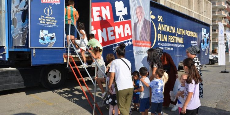 Sinema TIR'ı 5 günde 6 ilçe gezdi