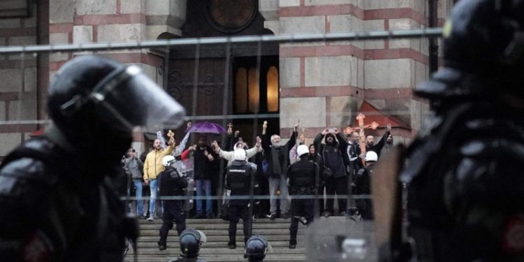 Sırbistan'da LGBT karşıtlarına polis müdahale etti
