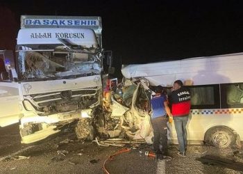 Sivas'ta minibüs ile kamyon çarpıştı: 8 ölü, 9 ağır yaralı