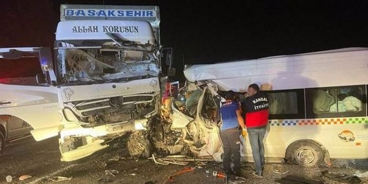 Sivas'ta minibüs ile kamyon çarpıştı: 8 ölü, 9 ağır yaralı