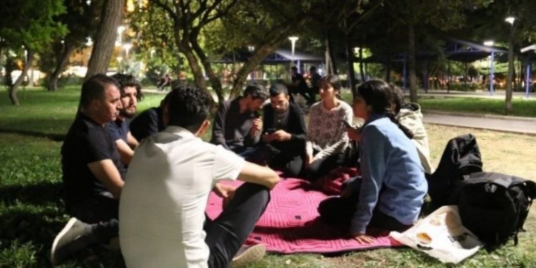 Sorunlarına dikkat çekmek isteyen üniversite öğrencilerine polis müdahalesi