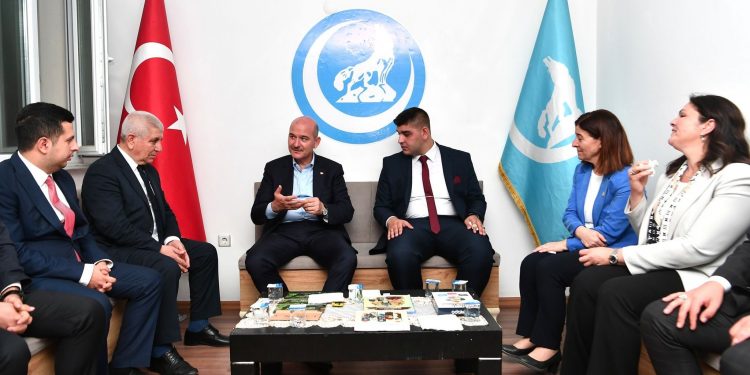 Soylu’dan altılı masaya: Masanın altında birbirlerine tekme atıyorlar, bunlar karakola düşer