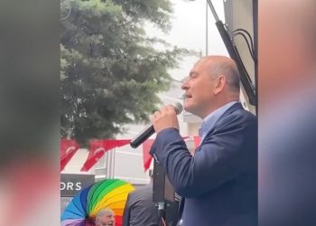 Soylu'nun korumalarından gökkuşağı renklerinde şemsiye açan yurttaşa müdahale
