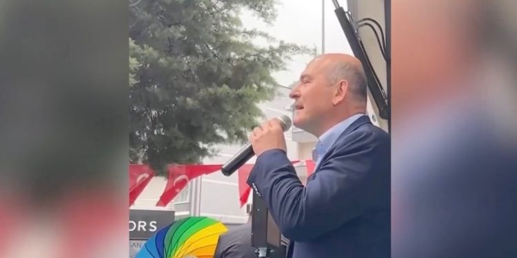 Soylu'nun korumalarından gökkuşağı renklerinde şemsiye açan yurttaşa müdahale