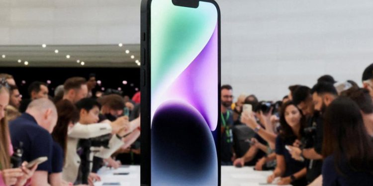 Steve Jobs'un kızı, iPhone 14'le dalga geçti