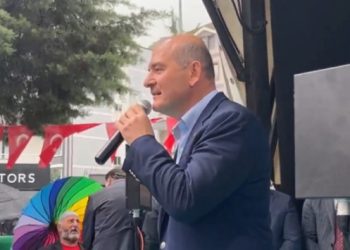 S&uuml;leyman Soylu konuşurken vatandaşa g&ouml;kkuşağı renkli şemsiyesini kapattırdılar