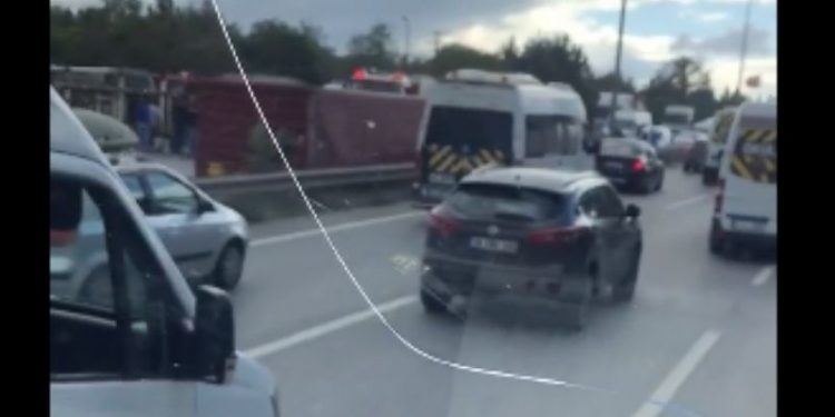 TIR devrildi; D 100'ün Ankara yönü ulaşıma kapandı