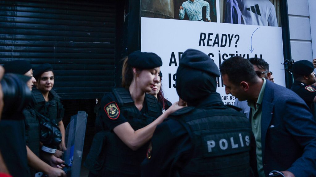 Taksim’de Mahsa Amini’nin ölümünü protesto edenlere polis müdahalesi