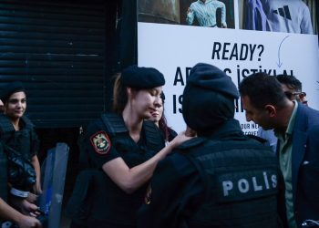 Taksim’de Mahsa Amini’nin ölümünü protesto edenlere polis müdahalesi