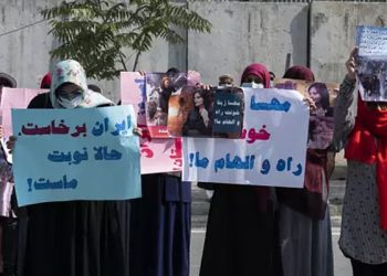 Taliban, İran'daki Mahsa Amini gösterine destek veren kadın protestocuları dağıttı