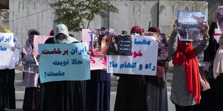 Taliban, İran'daki Mahsa Amini gösterine destek veren kadın protestocuları dağıttı