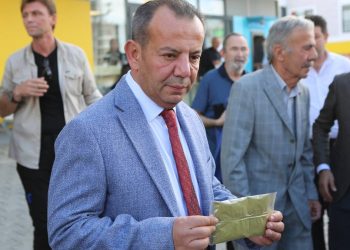 Tanju Özcan, HDP Genel Merkezi’ne kına gönderdi