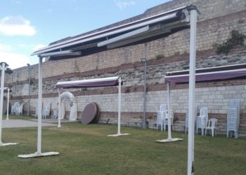 Tarihi surlar depo ve düğün salonu olarak kullanılıyor