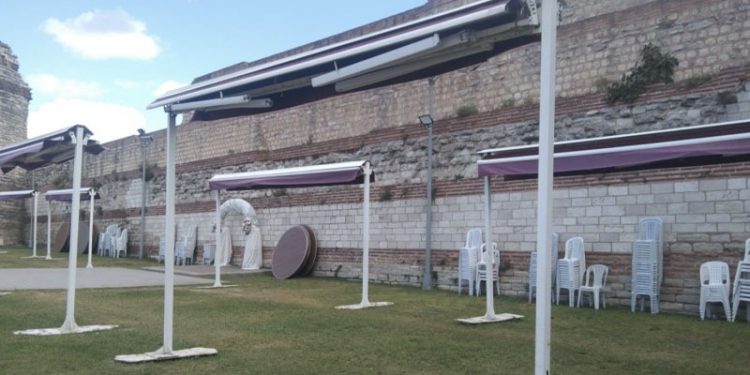 Tarihi surlar depo ve düğün salonu olarak kullanılıyor