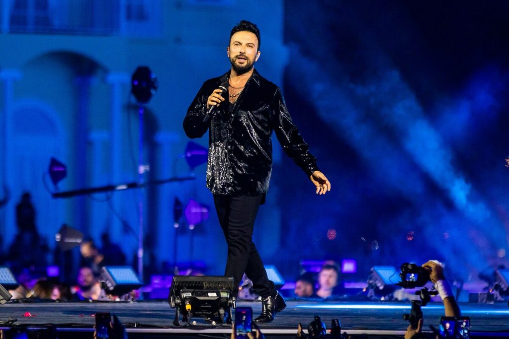 Tarkan, İzmir konserinin gelirini üç vakfa bağışladı