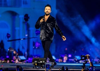 Tarkan, İzmir konserinin gelirini üç vakfa bağışladı