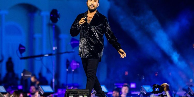 Tarkan, İzmir konserinin gelirini üç vakfa bağışladı