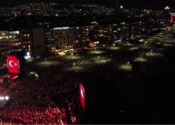 Tarkan, İzmir'in kurtuluşunun 100. yıldönümünde sahnedeydi