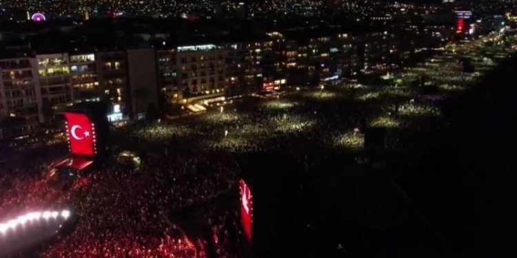 Tarkan, İzmir'in kurtuluşunun 100. yıldönümünde sahnedeydi