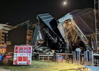 Tarkan'ın konser vereceği sahne çöktü: 1 kişi yaralandı