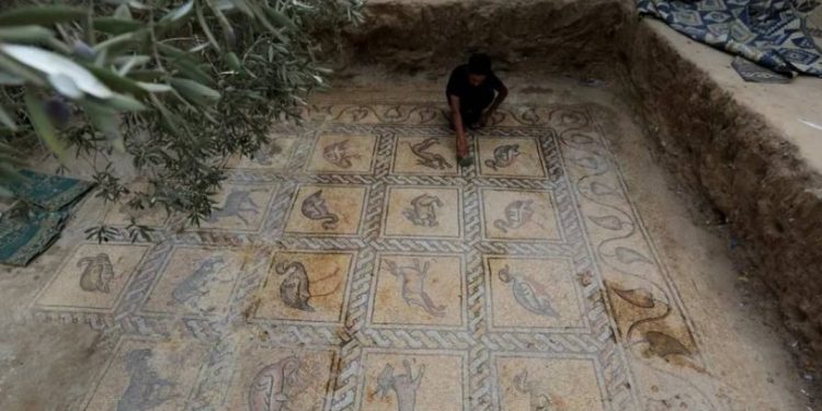 Tarlada Bizans dönemi mozaikleri bulundu
