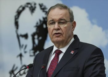 Tavsiyesiyle yatırımcıları silkeleten bir bakan, o koltukta bir dakika oturamaz