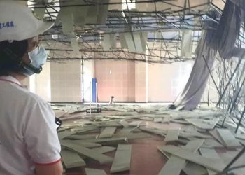 Tayvan'da 6.9'luk depremin şiddetine dayanamayan çatı sporcuların üzerine çöktü