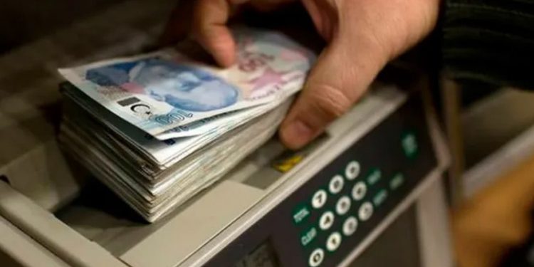 Ticari kredide faiz de büyüme de düştü