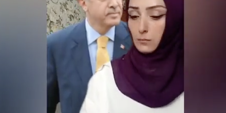 TikTok’ta Erdoğan akımı: Para sayarken arkalarında beliriyor