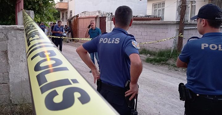 Trafikte tartışıp kendisini takip eden 5 kişiyi vurdu