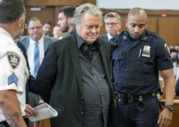 Trump'ın eski danışmanı Steve Bannon, New York'ta teslim oldu
